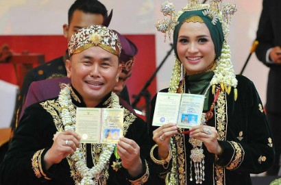 Nikahi Wanita Cantik 26 Tahun, Gubernur Kalteng Tetap Undang Ussy Sulistiawaty