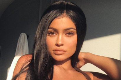Pertama Kali Keluar Rumah Semenjak Isu Kehamilan, Perut Kylie Jenner Mengempis?
