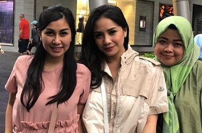 Liburan ke Singapura Tanpa Raffi, Nagita Selfie Cantik Bareng Pria Ganteng