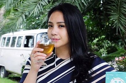 Nagita Slavina Makan Mie di Singapura, Netter: Itu Halal?