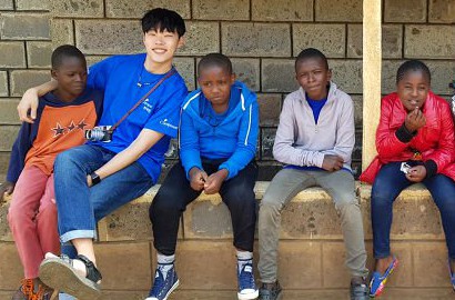 Jadi Sukarelawan, Ryu Jun Yeol Gendong Bayi Hingga Main Bareng Anak Afrika