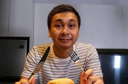 Raditya Dika Unggah Foto Romantis Segelas Berdua, Komentar Pacar Tak Terduga