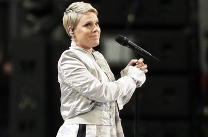 Sakit Flu, Pink Sukses Bikin Merinding Nyanyikan Lagu Kebangsaan AS di Super Bowl