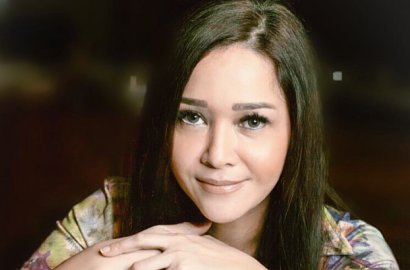 Patung Pria Botak di Foto Maia Estianty Ini Bikin Salfok, Netter: Ciee Sapa Tuh Bunda?