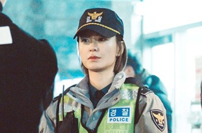 Jadi Polisi di 'Live', Jung Yu Mi Ceria Syuting Tangkap Seorang Pria