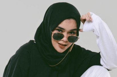 Punya Gaya Hijab Berbeda, Sivia Azizah Dipuji SWAG
