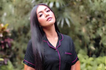 Cuek Dihujat, Denada Kembali Pamer Foto Pemotretan Super Seksi