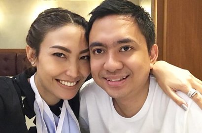 Ikutan Romantis Ala Dilan-Milea, Kocaknya Ayu Dewi Pamer Selfie Bareng Suami