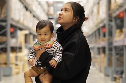 Unggah Foto Manis Bareng Anak, Netter Puji Putri Titian Makin Kurus dan Awet Muda