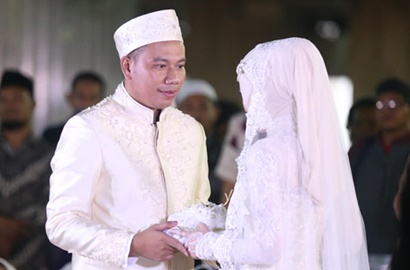 Resmi Menikah, Ini Janji Unik Vicky Prasetyo pada Angel Lelga