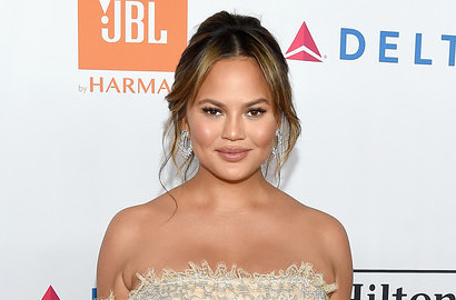 Pamer Foto Setengah Telanjang, Chrissy Teigen Minta Jangan Dibuly