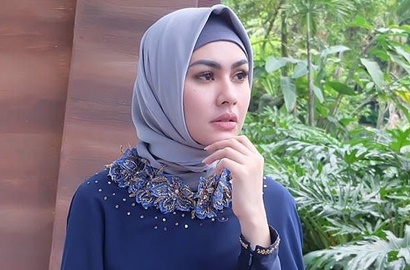 Blak-blakan tentang Alasan Berhijab, Kartika Putri Mimpi Disalati