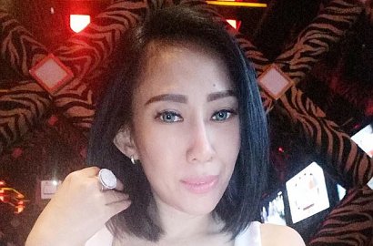 Dewi Sanca Unggah Foto Bareng Pacar, Netter Curiga Cuma Nyomot Google
