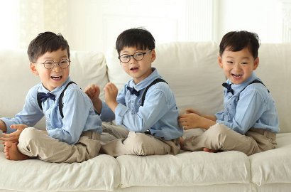 Makin Ganteng Pakai Hanbok, Triplet Song Ceria Rayakan Imlek