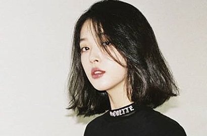 Jadi Model Sampul, Sulli Pose Cantik dan Seksi di Foto-Foto Ini