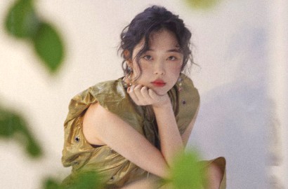 Menatap Sendu, Sulli Banjir Pujian Meski Tampil Nyentrik dengan Gaun 'Plastik'