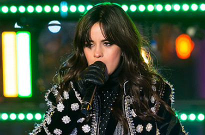 Sambil Main Gitar, Camila Cabello Pukau Penonton Nyanyikan 'Never be the Same'