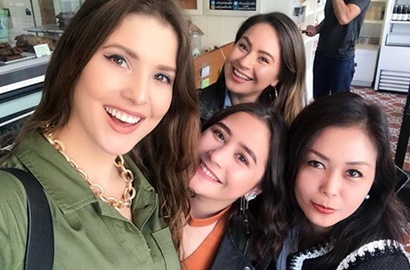 Pamer Video Asyik Nyanyi Bareng di Amerika, Prilly Latuconsina Punya Squad Bule?
