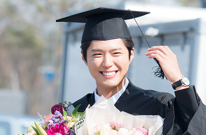 Sapa Fans Usai Wisuda, Park Bo Gum Bangga Pamer Foto Pakai Toga