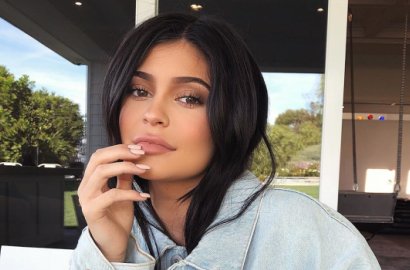 Hampir Berusia Satu Bulan, Kylie Jenner Sebut Sang Anak Mirip Dengannya
