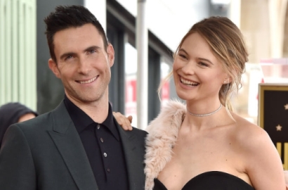 Belum Sepekan Melahirkan, Behati Prinsloo dan Adam Levine Bagikan Foto Pertama Buah Hati