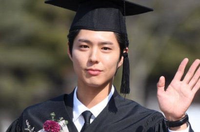 Park Bo Gum Tampak Super Girang di Acara Wisuda, Penasaran?