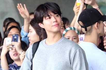 Dikerumuni Fans, Park Bo Gum Sigap Lindungi Seorang Nenek Tua di Acara Wisuda