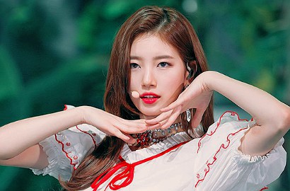 Kasual Hingga Seksi, Cantiknya Suzy Jadi Model Brand Populer Ini