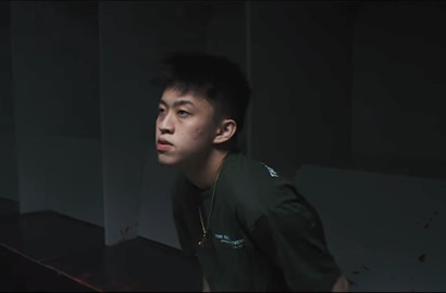 Nggak Hanya Ngerap, Rich Brian Pamer Kemampuan Skating di MV 'Cold'