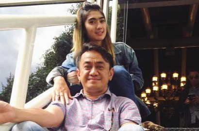 Dicibir Nikahi Om-Om Tua, Revi Mariska Tetap Pede Pamer Foto Bareng Suami