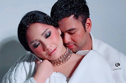 Usai Disindir Tante-Tante, Nagita Pamer Paha Diomeli Fans Fanatik Ayu Ting Ting