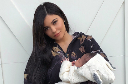 Lama Dinanti, Akhirnya Kylie Jenner Tunjukkan Wajah Sang Buah Hati