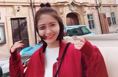 Beruntung Banget, Fans Ini Ketemu dan Dapat Tanda Tangan Yoona di Paris