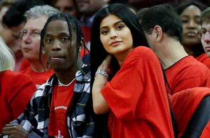 Pamer Cincin di Jari Manis, Kylie Jenner Tunangan dengan Travis Scott?