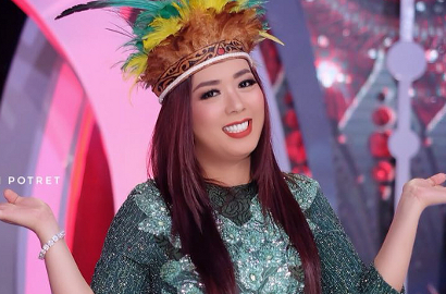 Unggah Foto-Foto Kocak Saat Menjemur Padi, Kesederhanaan Soimah Jadi Sorotan