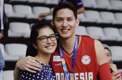 Hari Perempuan Sedunia, Manisnya Daniel Wenas Lakukan Ini ke Mikha Tambayong