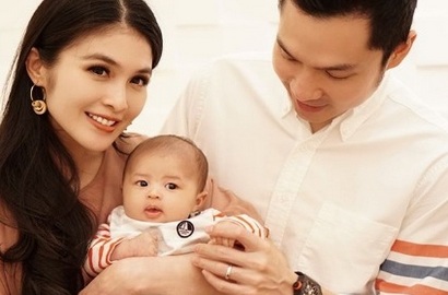 Umur 2 Bulan, Sandra Dewi Mulai Ajari Rafa Berenang
