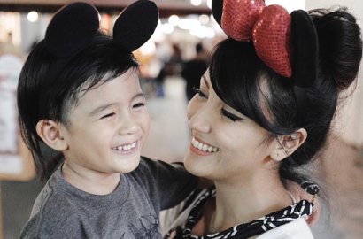 Foto Bareng Sang Anak, Perut Rata Sharena Bikin Iri Netter