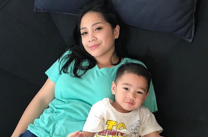Tatapan Sedih Nagita Slavina Saat Peluk Rafathar Ini Bikin Salfok, Netter: Kenapa Murung?