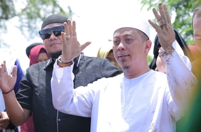 Istri Kedua Meninggal Dunia, Opick Tabah di Pemakaman