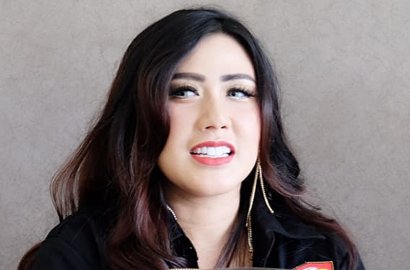 Sempat Dicibir Melorot, Caption Rey Utami 'Betulkan' Perut Bikin Ngakak