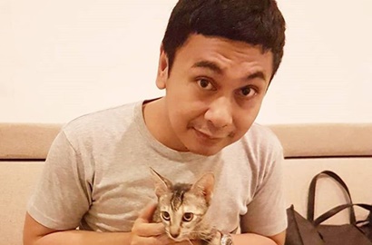 Raditya Dika Unggah Foto Unyu Bareng Kucing, Netter Salfok Lihat 'Penampakan'