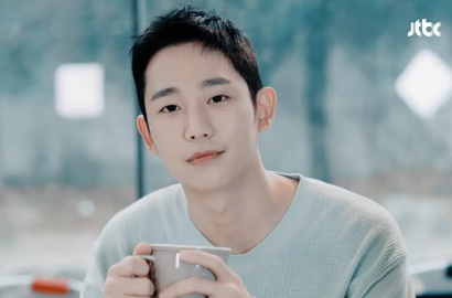 Promosi 'Pretty Noona' Sambil Minum Kopi, Gantengnya Jung Hae In Bikin Silau