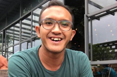 Sah Jadi Duda, Caisar Tersenyum Lebar Saat Terima Akta Cerai