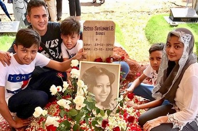 Ibunda Wafat, Amara Lingua Posting Foto di Makam Bareng Suami