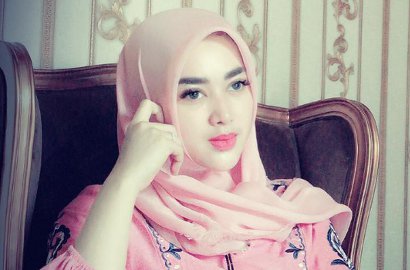 Unggah Foto Bareng Anak, Rumah Megah Tiara Dewi Bikin Salah Fokus