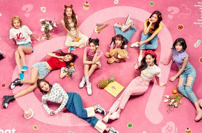 Kompak Pakai Kaus Promosi di Bandara, Twice Bikin Netter Kagum