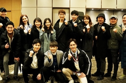 Bareng Pemain dan Kru, Gantengnya Suho EXO di Ritual Syuting 'Rich Man'