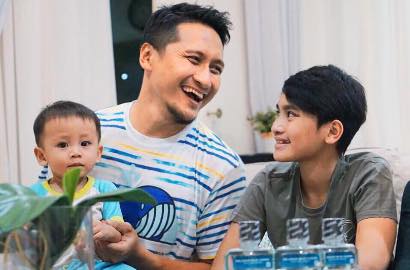 Wajah Ganteng Sang Anak Jadi Sorotan, Arie Untung Goda Gavin Daffa