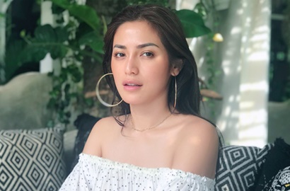 Pamer Foto Bareng Gajah, Kaki Jessica Iskandar Bikin Netter Salfok